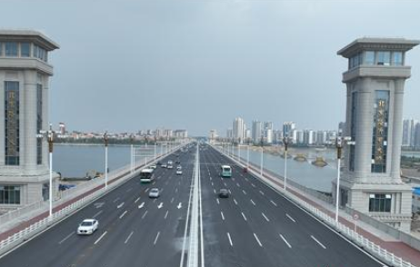 北京路沂河橋全線通車，曾用560個(gè)液壓千斤頂同步頂升老橋